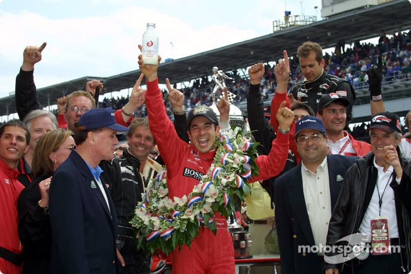 Helio Castroneves célèbre sa victoire