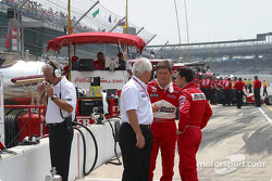 Roger Penske discusses with Gil de Ferran and Helio Castroneves