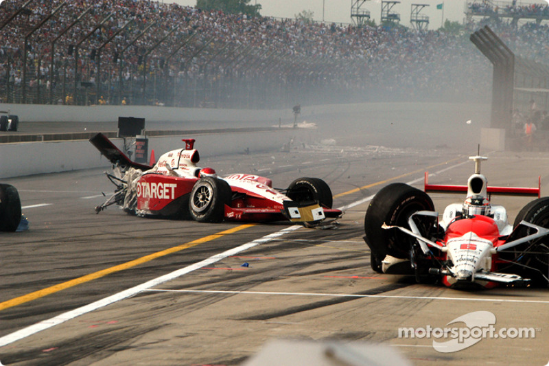 2004: Darren Manning en Sam Hornish Jr. crashen in de pitstraat