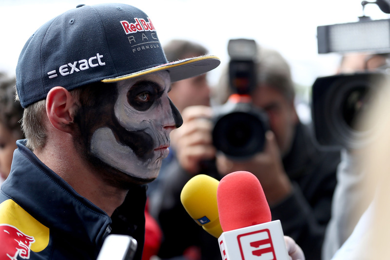 Max Verstappen, Red Bull Racing en el paddock con los medios pintado como catrín del Dia de Muertos