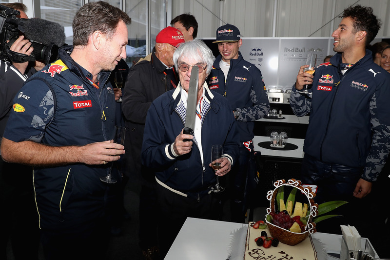 El jefe supremo de la F1 Bernie Ecclestone con un pastel de cumpleaños de parte de Christian Horner, director del equipo Red Bull Racing, Niki Lauda, Presidente no ejecutivo de Mercedes GP, el Dr. Helmut Marko, Red Bull Racing equipo consultor, Toto Wolff,