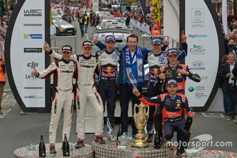 Подіум: переможці Себастьян Ож'є, Жюльєн Інграссія, Volkswagen Polo WRC, Volkswagen Motorsport з Франком Вельшем; друге місце Отт Тянак, Райго Молдер, DMACK World Rally Team; третє місце Тьєррі Ньовілль, Ніколя Жільсуль, Hyundai i20 WRC, Hyundai Motorsport