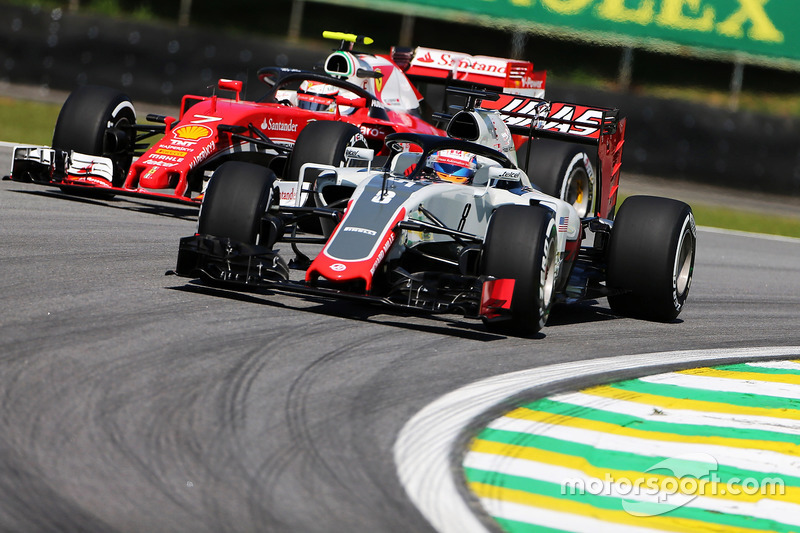 Ромен Грожан, Haas F1 VF-16, и Кими Райкконен, Ferrari SF16-H с установленной системой Halo