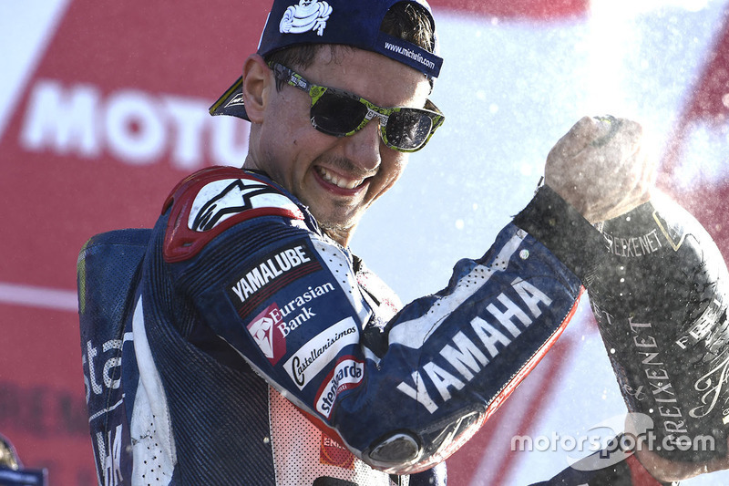 Na MotoGP, Jorge Lorenzo faturou o GP de Valência, em sua despedida da Yamaha. Márc Marquez e Andrea Iannone completaram o pódio.