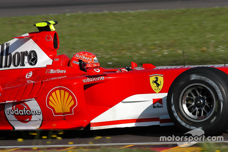 Valentino Rossi, memakai helm cadangan Michael Schumacher, pertama kalinya mengemudikan Ferrari F2004 di Fiorano pada April 2004