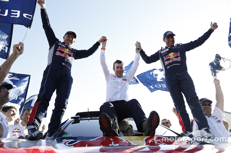 Ganadores Stéphane Peterhansel, Jean-Paul Cottret, Peugeot Sport con Bruno Famin