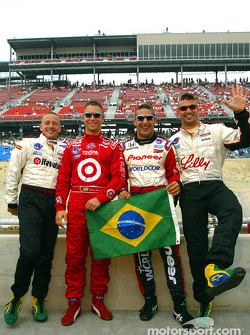 Ronaldo look: Cristiano da Matta, Bruno Junqueira, Tony Kanaan e Christian Fittipaldi comemorando o penta do Brasil