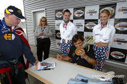 Ein Fan überreicht Alex Zanardi eine für ihn typische Ananas