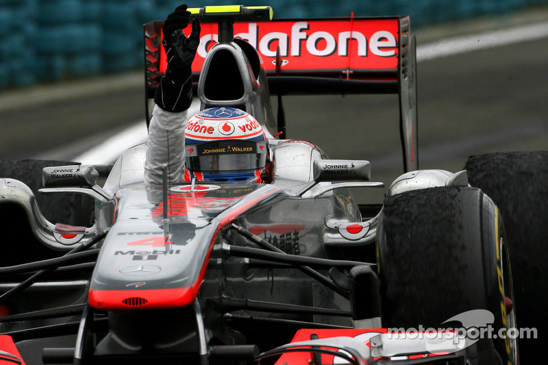 Yarış galibi Jenson Button, McLaren Mercedes kutlama yapıyor