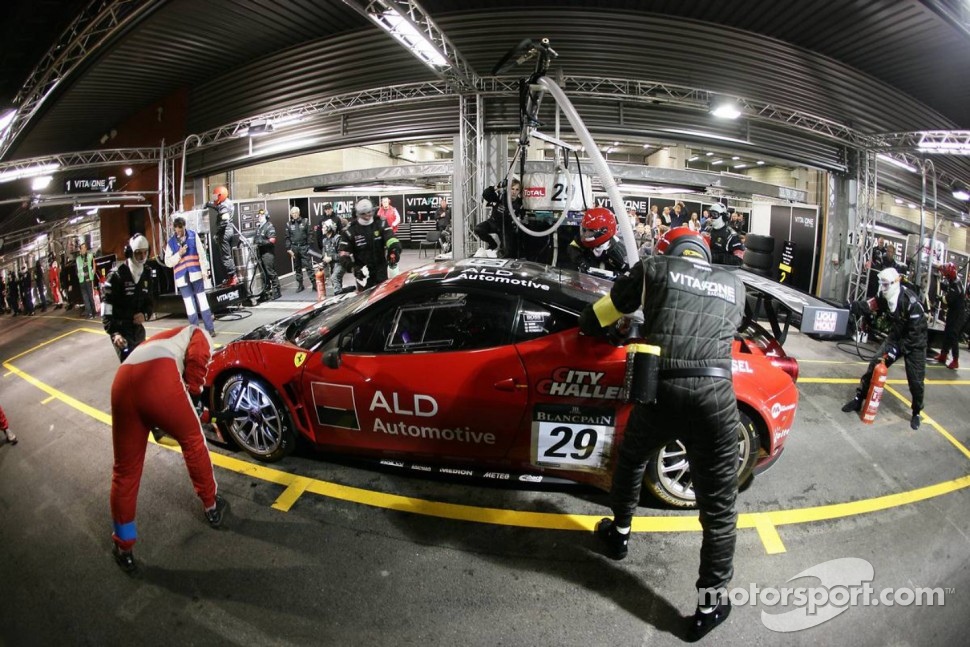 Pit stop for Vita4One Ferrari 458 Italia: Matteo Bobbi, Frank Kechele, Giacomo Petrobelli