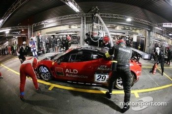 Pit stop for Vita4One Ferrari 458 Italia: Matteo Bobbi, Frank Kechele, Giacomo Petrobelli