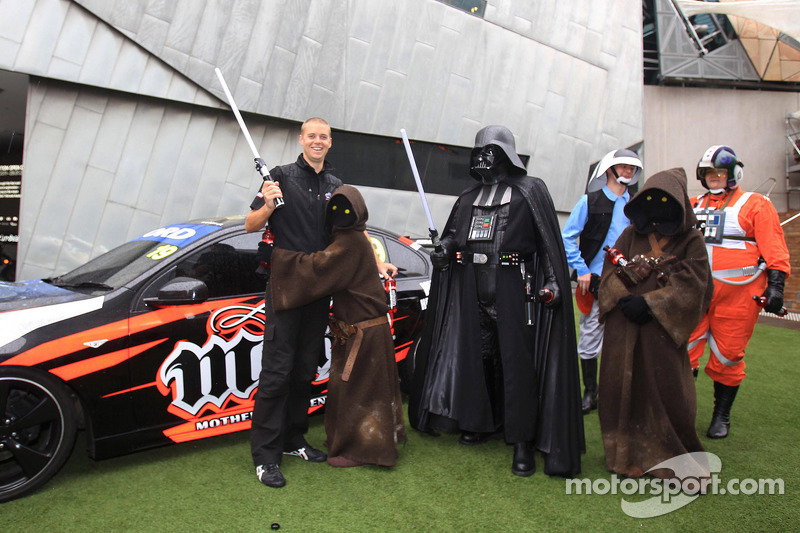 (V8 SUPERCARS) Jonathon Webb rebela la decoración Star Wars en el Mother Energy Ford Falcon
