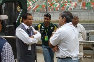 Manoj Gaur, Executive Chairman, Jaypee Group, talking to Karun and Vicky Chandhok in the pitlane