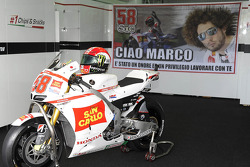 La moto et le casque de Marco Simoncelli dans le stand du Team Gresini