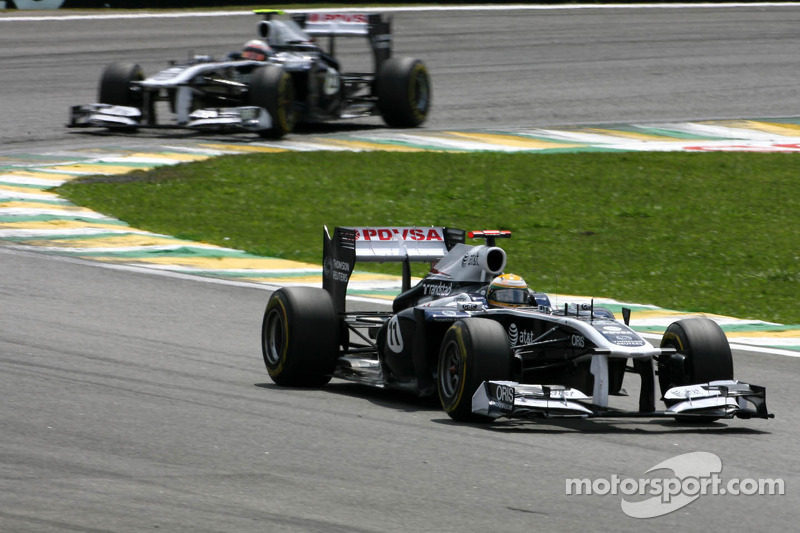 2011: Rubens Barrichello hace homenaje a Senna en su última carrera en la F1