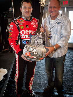 Tony Stewart, Stewart-Haas Racing Chevrolet with Sam Bass and the championship guitar