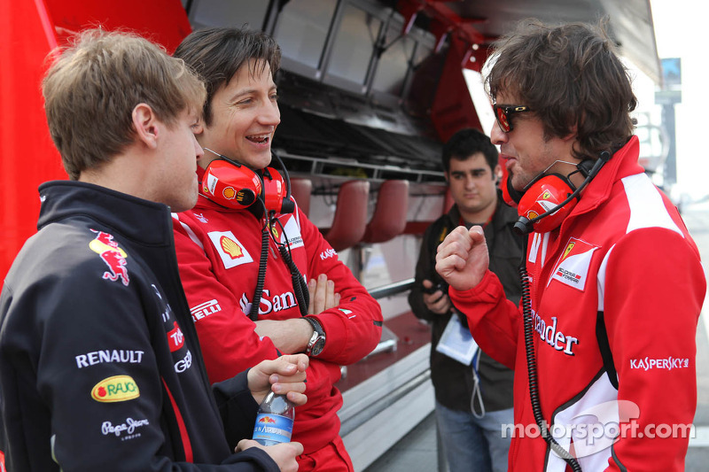 Себастьян Феттель, Red Bull Racing, із Массімо Ріволою, спортивним директором Scuderia Ferrari, та Фернандо Алонсо