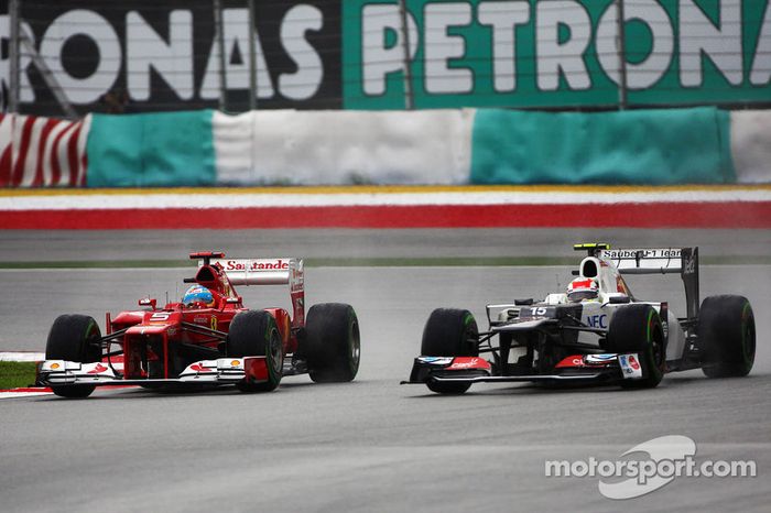 Fernando Alonso, Scuderia Ferrari y Sergio Pérez, Sauber F1 Team