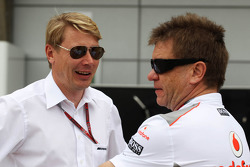Le Dr Aki Hintsa, médecin de McLaren, avec Mika Häkkinen