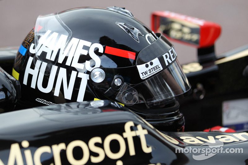 Kimi Raikkonen, Lotus F1 wearing a James Hunt themed, kask