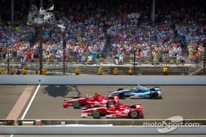 Dario Franchitti, Target Chip Ganassi Racing Honda takes the checkered flag in front of Scott Dixon, Target Chip Ganassi Racing Honda and Tony Kanaan, KV Racing Technology Chevrolet