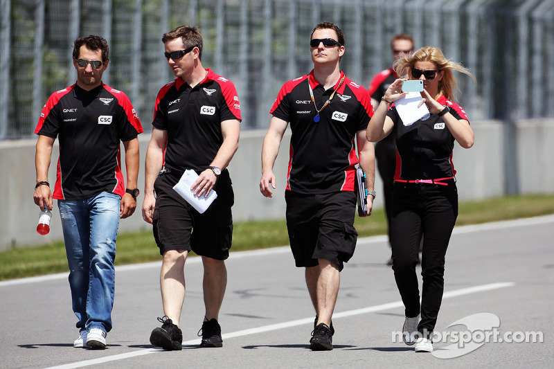 Timo Glock, Marussia F1 Team, beim Trackwalk mit Maria de Villota