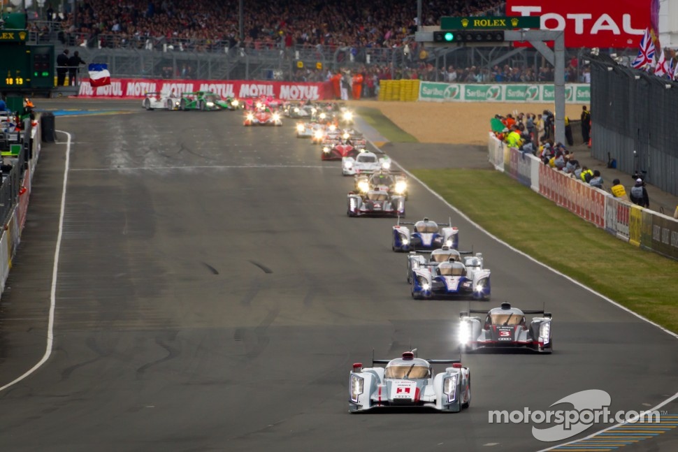 Start: #1 Audi Sport Team Joest Audi R18 E-Tron Quattro: Marcel Fässler, Andre Lotterer, Benoit Tréluyer leads the field