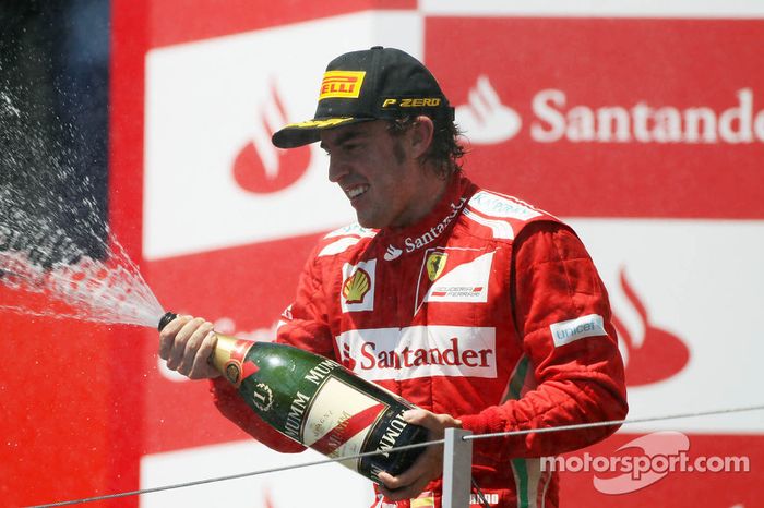 Ganador de la carrera Fernando Alonso, Ferrari celebra en el podio