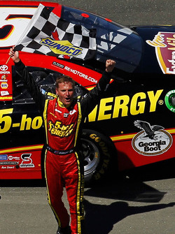 Race winner Clint Bowyer, Michael Waltrip Racing Toyota