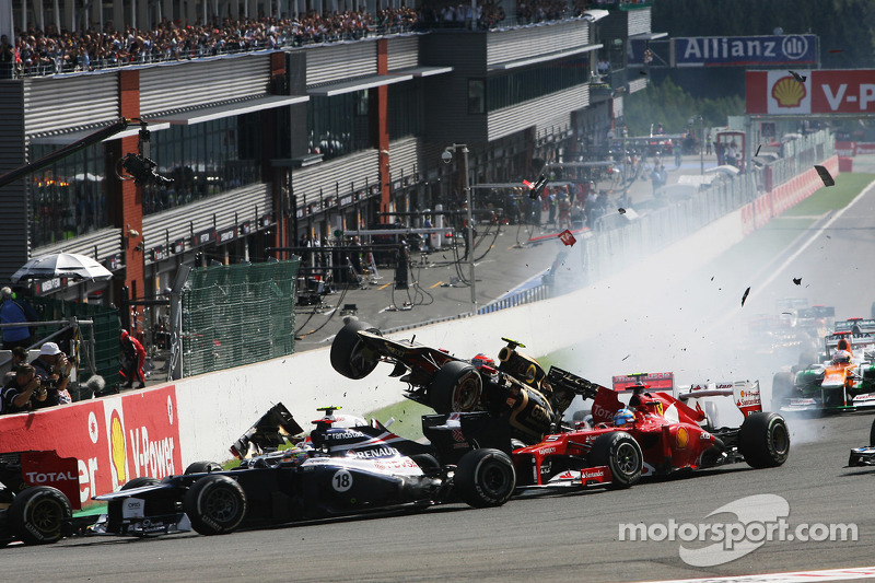 Crash bij de start met Lewis Hamilton, McLaren, Romain Grosjean, Lotus F1, Fernando Alonso, Ferrari,