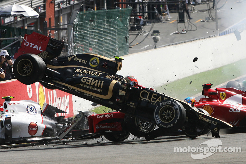 A crash at the start involving Lewis Hamilton, McLaren, Romain Grosjean, Lotus F1, Fernando Alonso, Ferrari, Kamui Kobayashi, Sauber