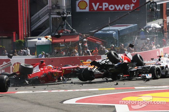 Un accidente en el inicio con Lewis Hamilton, McLaren, Romain Grosjean, Lotus F1, Fernando Alonso, Ferrari, Kamui Kobayashi, Sauber