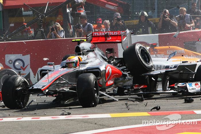 Un accidente en el inicio con Lewis Hamilton, McLaren, Romain Grosjean, Lotus F1, Fernando Alonso, Ferrari, Kamui Kobayashi, Sauber