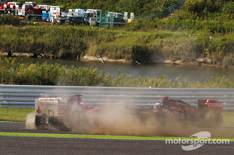 Fernando Alonso, Ferrari se estrelló hacia fuera en el inicio de la carrera después del contacto con