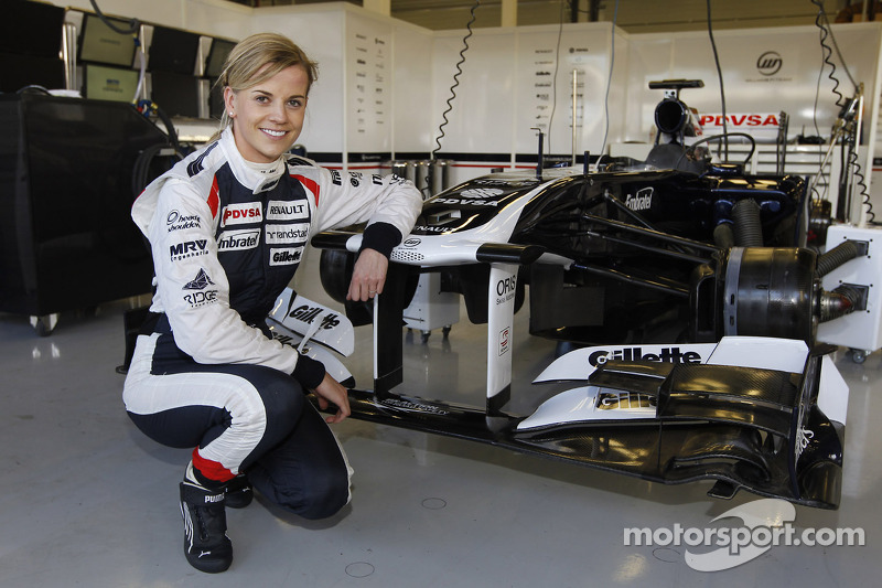 Susie Wolff pose à côté de la Williams FW33 en 2012