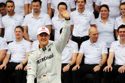 Michael Schumacher, Mercedes AMG F1, beim Abschiedsfoto mit dem Team