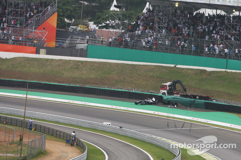 Pastor Maldonado, Williams crashes out of the race