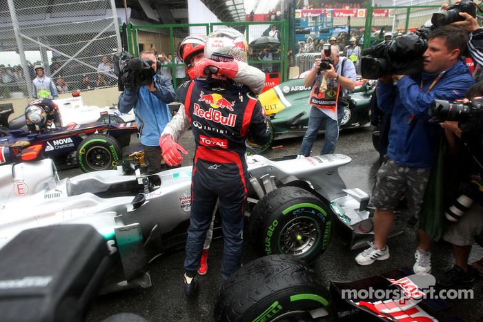 Sebastian Vettel, Red Bull Racing, y Michael Schumacher, Mercedes GP