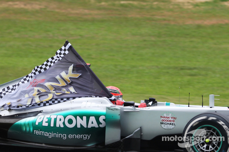 Michael Schumacher, Mercedes AMG F1 runs with a Thank You flag on the way to the grid