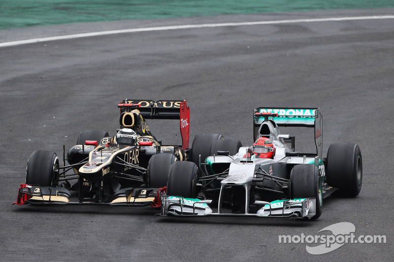 Michael Schumacher, Mercedes AMG F1 en Kimi Raikkonen, Lotus F1 battle for position