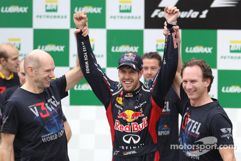 Себастьян Феттель, Red Bull Racing , Едріан Ньюі, головний технічний директор Red Bull Racing та Крістіан Хорнер, керівник команди Red Bull Racing Team