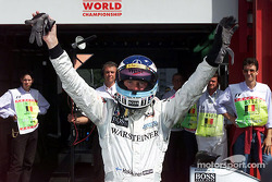 Mika Hakkinen fête sa pole position