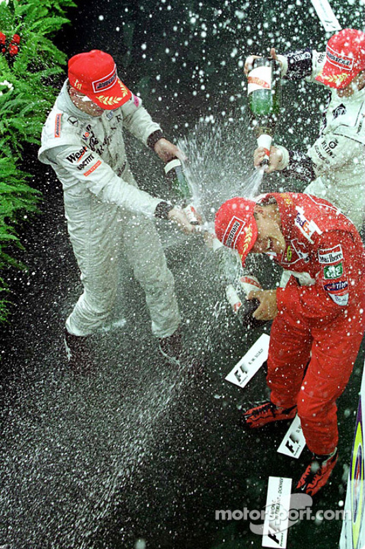 Podium : le vainqueur Mika Hakkinen, le second Michael Schumacher, le troisième Ralf Schumacher