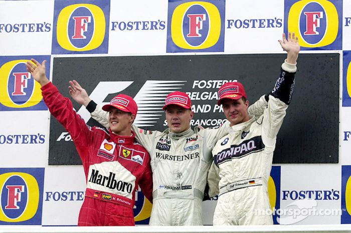 Podio: ganador de la carrera Mika Hakkinen, Michael Schumacher el segundo lugar y tercer lugar Ralf Schumacher
