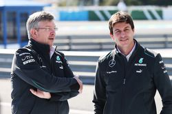 Ross Brawn, chefe da equipe Mercedes AMG F1 com Toto Wolff, acionista e diretor da equipe Mercedes