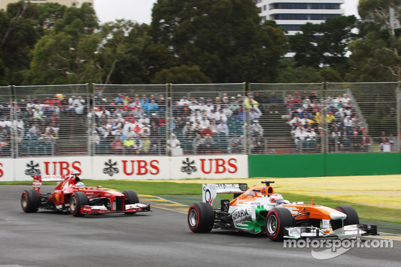 Paul di Resta, Sahara Force India VJM06 lidera Fernando Alonso, Ferrari F138