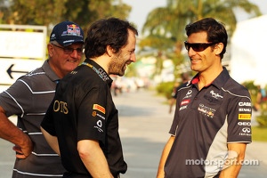 Alan Webber, with Ciaron Pilbeam, Lotus F1 Team Chief Race Engineer and Mark Webber, Red Bull Racing