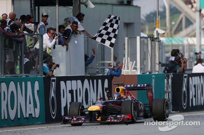 Ganador de la carrera Sebastian Vettel, Red Bull Racing RB9 celebra el final de la carrera