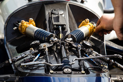 Suspension detalhe no carro de Simona de Silvestro, KV Racing Technology Chevrolet