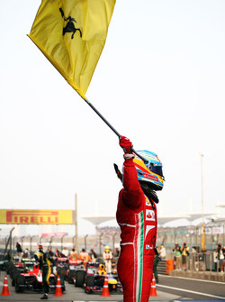 Ganador de la carrera Fernando Alonso, Ferrari celebra en parc ferme